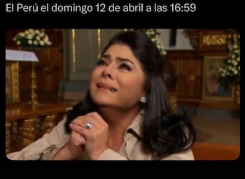 Una mujer de cabello oscuro, vestida con una blusa clara, llora con las manos juntas en señal de súplica, mirando hacia arriba en lo que parece una iglesia