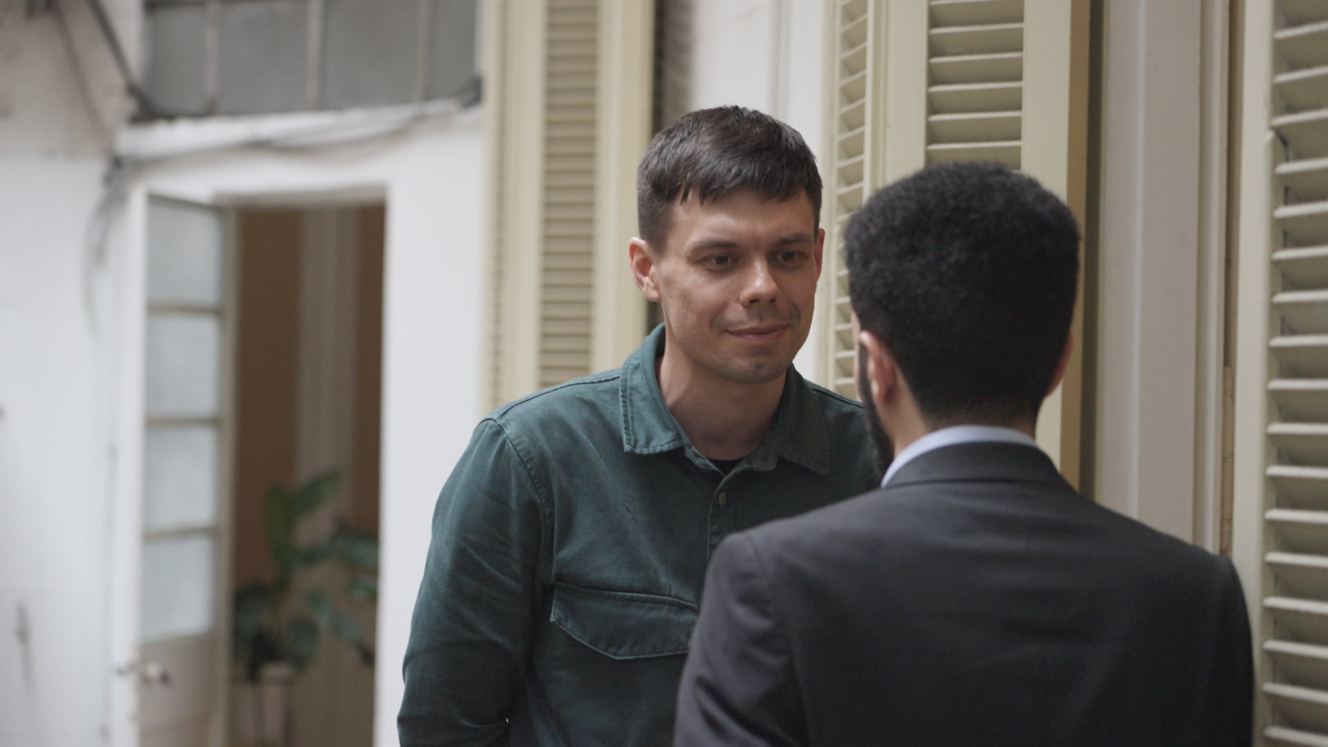 Chebaevskyi conversa con uno de sus abogados. En la causa figura como «V.1»; hoy habla con su nombre. (Foto: The Reckoning Project para Infobae.)