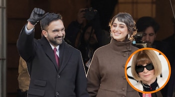 Un hombre con barba y guante negro levanta el puño junto a una mujer de cabello rizado; un círculo naranja con la foto de Anna Wintour está sobre la imagen.