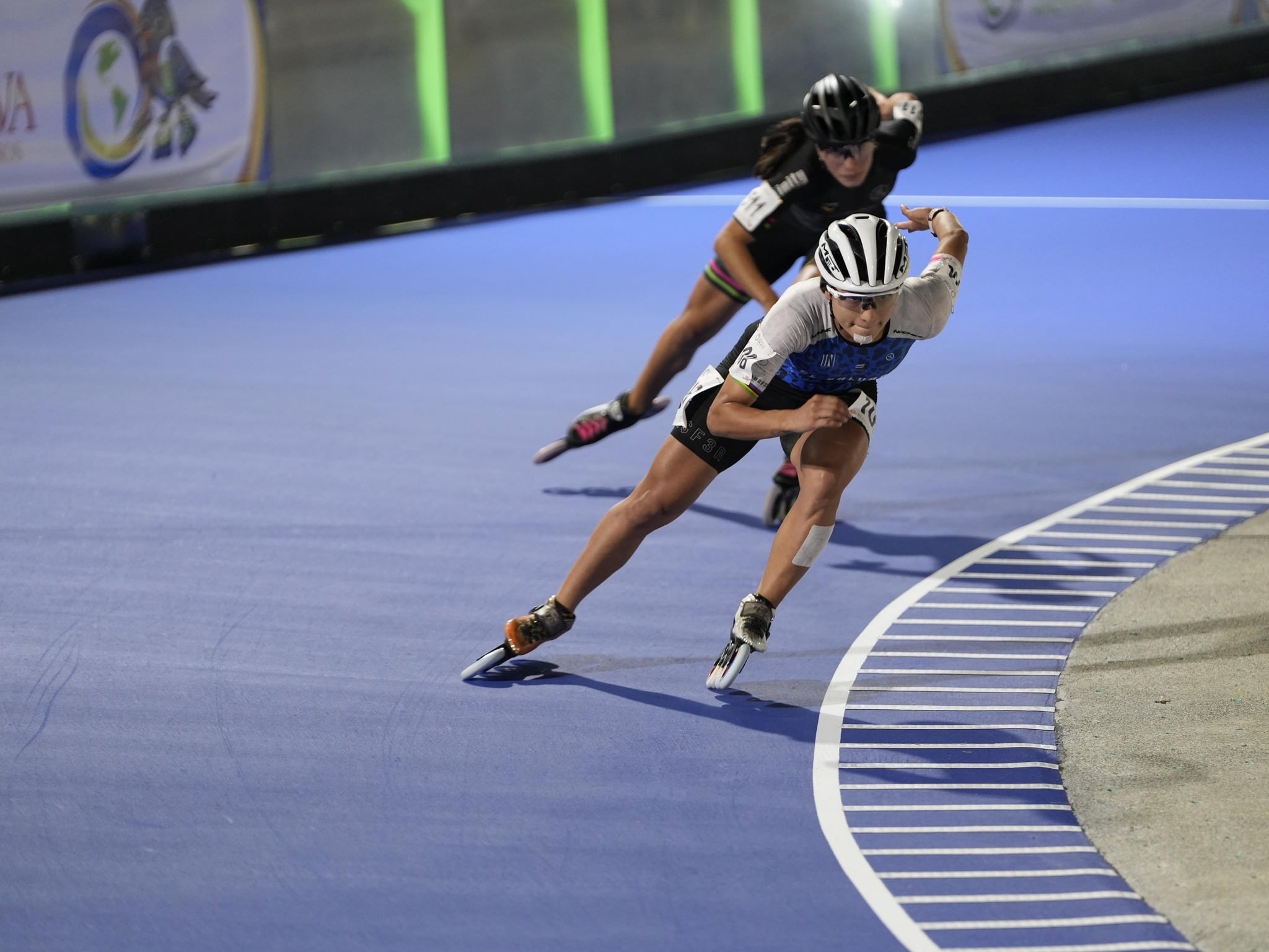La particularidad principal del patinaje de velocidad es que su objetivo es recorrer una distancia específica en el menor tiempo posible. A diferencia de otros estilos, exige una postura muy baja y aerodinámica - crédito Comité Olímpico ESA