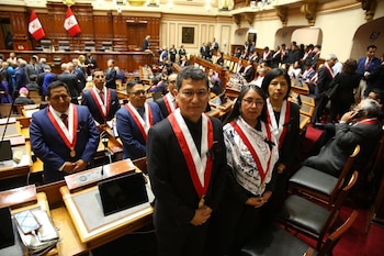 Diputados y senadores del partido Ahora Nación asisten a una sesión parlamentaria en el Congreso de la República de Perú.