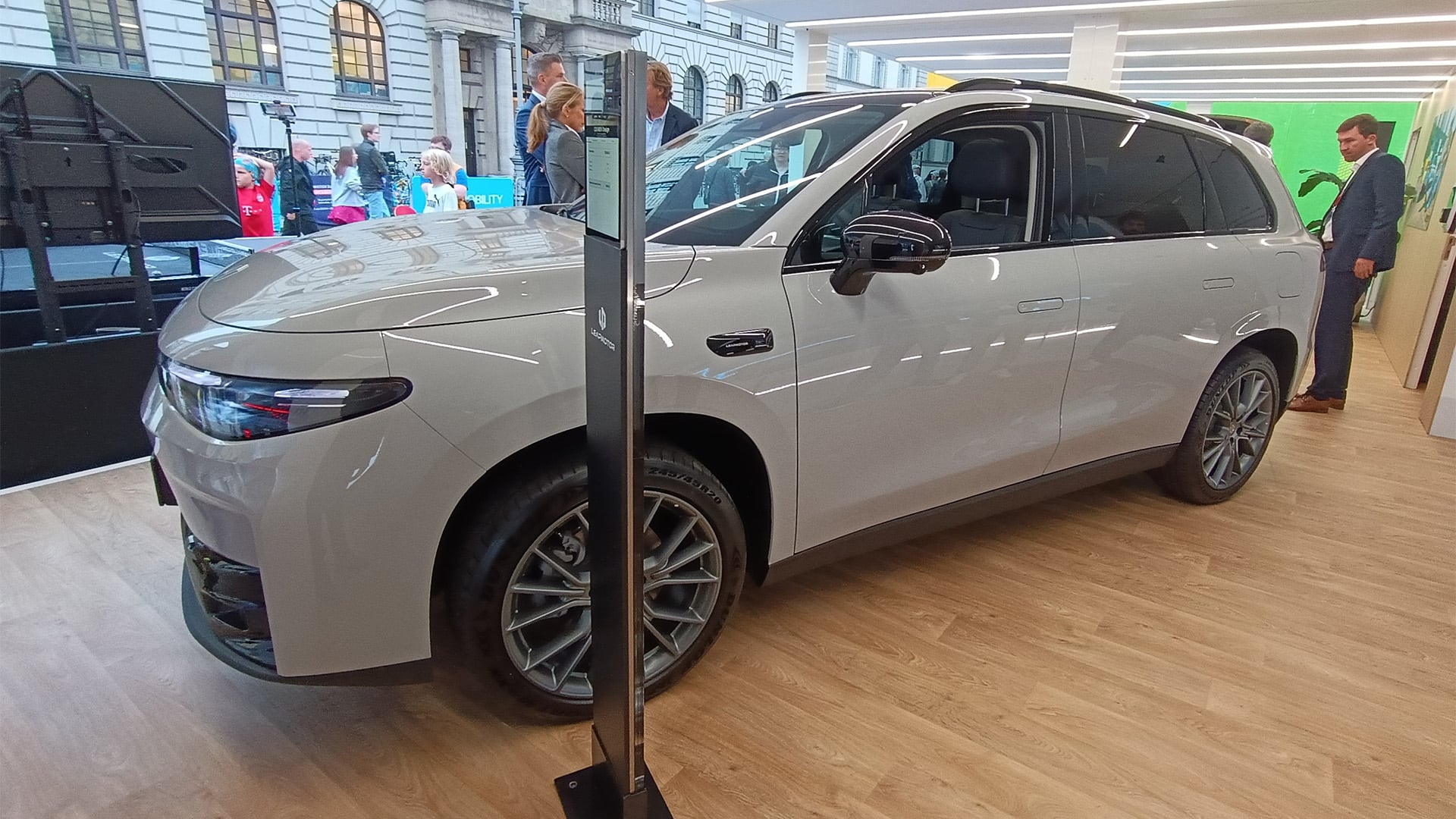 El C10 fue presentado en el Salón del Automóvil de Múnich en septiembre de 2025. En Europa se vende en 40.000 euros