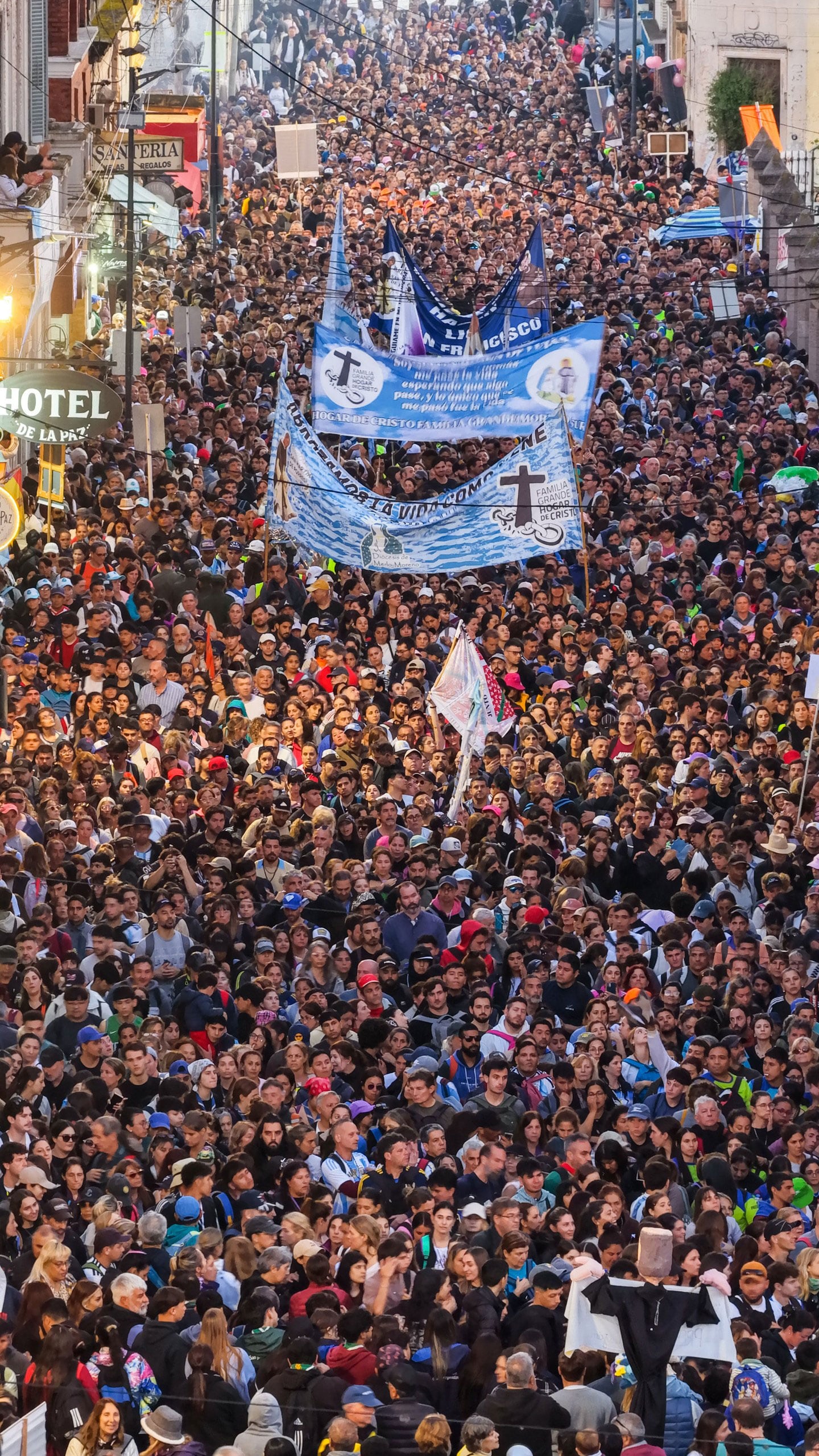 Una multitud de fieles caminando durante la tradicional peregrinación a la basílica de Luján