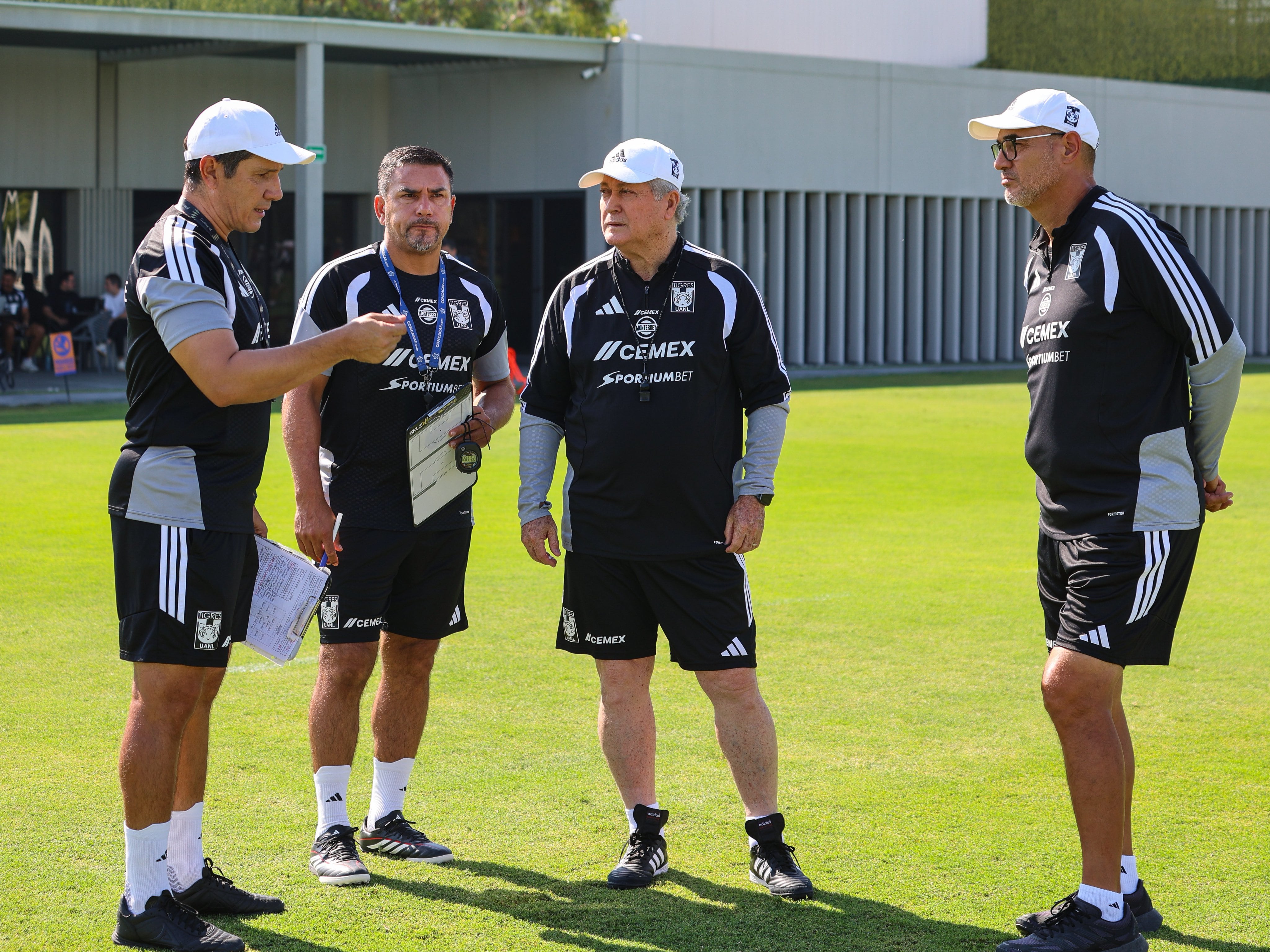 Como técnico interino y vicepresidente deportivo, la continuidad de Vucetich quedará sujeta a resultados y objetivos alcanzados. (X/ @TigresOficial)
