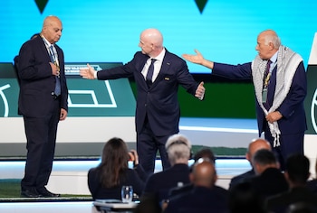 Infantino intentó reunir a los titulares del fútbol de Israel y Palestina, pero no consiguió que se estrecharan la mano (Darryl Dyck/The Canadian Press via AP)