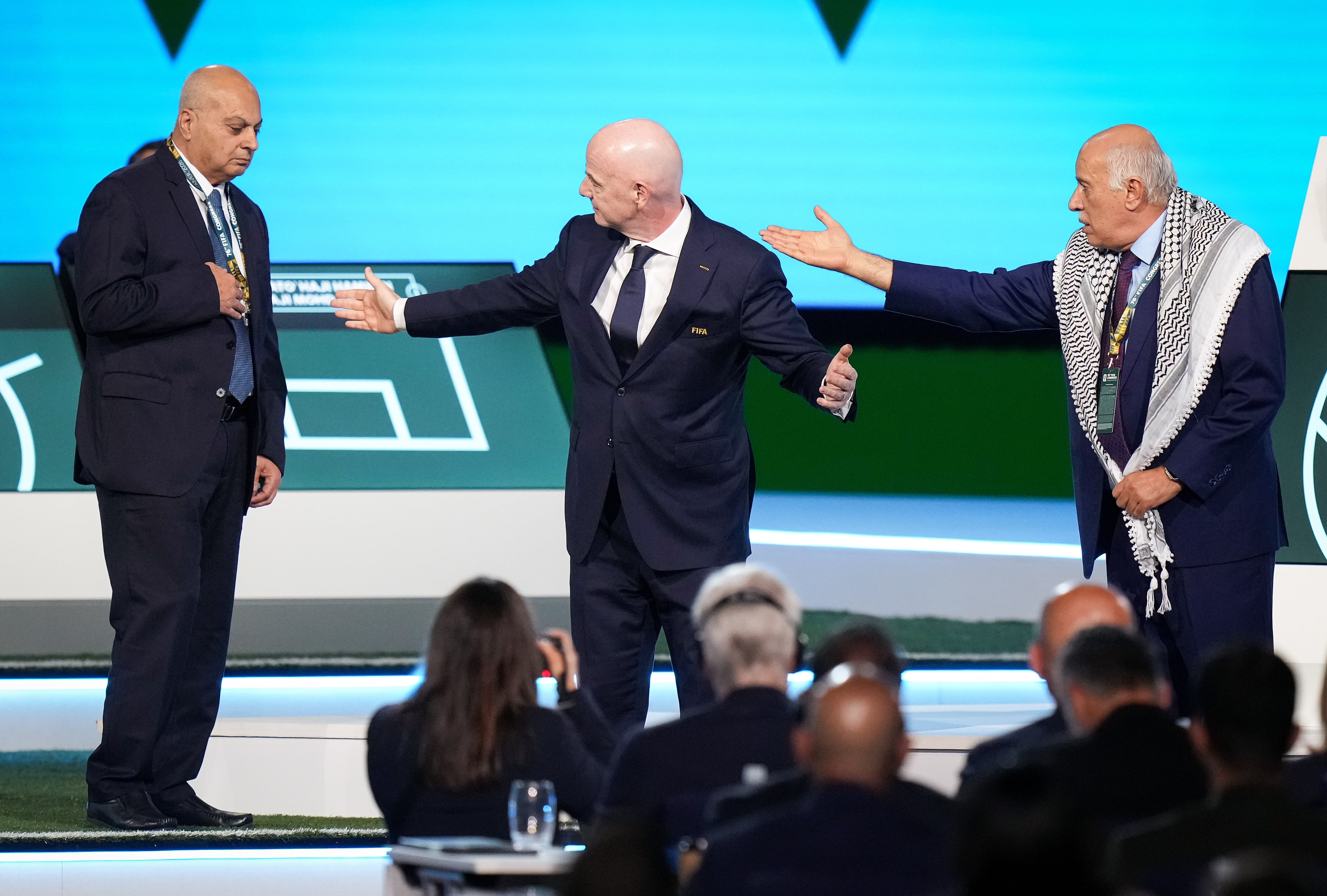 Infantino intentó reunir a los titulares del fútbol de Israel y Palestina, pero no consiguió que se estrecharan la mano (Darryl Dyck/The Canadian Press via AP)