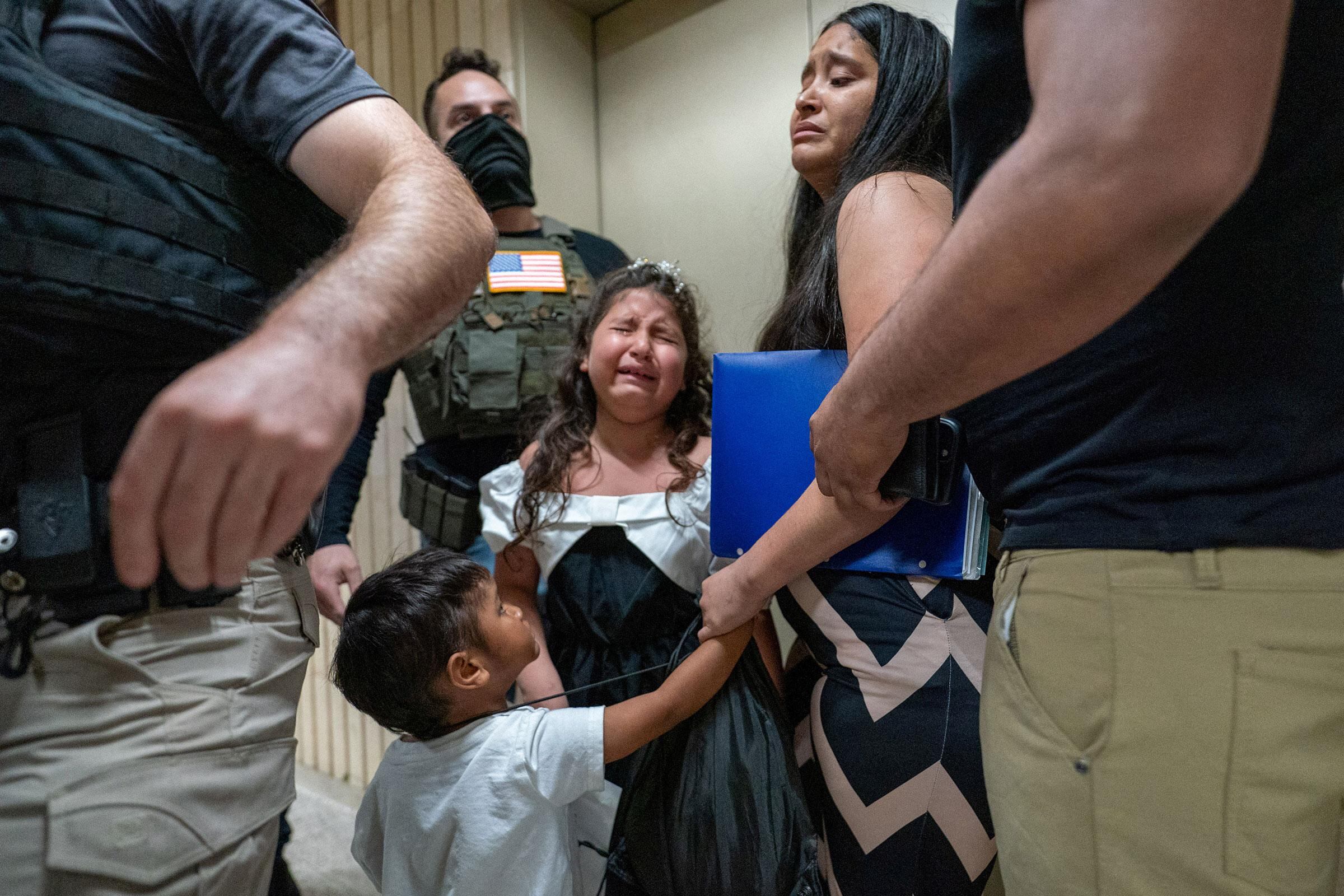 Una niña lloró mientras su papá fue detenido por error por agentes federales de inmigración en el tribunal de inmigración de Estados Unidos en Manhattan, el 30 de junio (David «Dee» Delgado—Reuters)