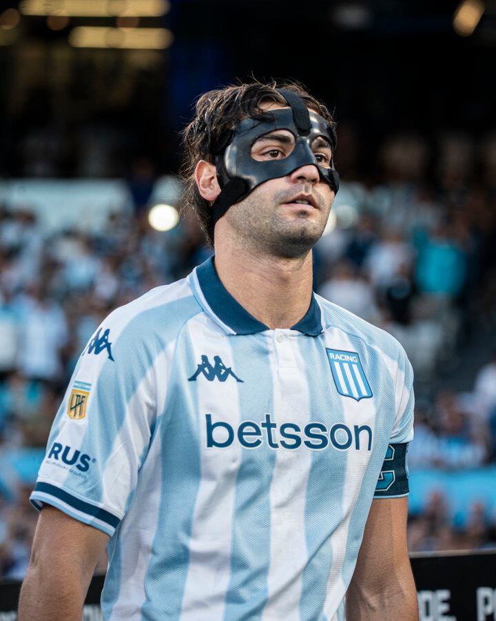 Santi Sosa jugó con una máscara @RacingClub