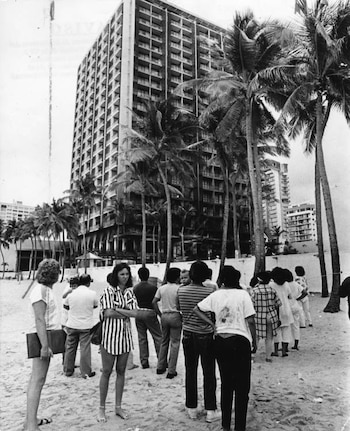 Curiosos y familiares observan el