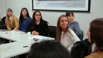 Mujeres formándose en la capacitación