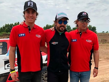 Fernando Alonso, flanqueado por Juan