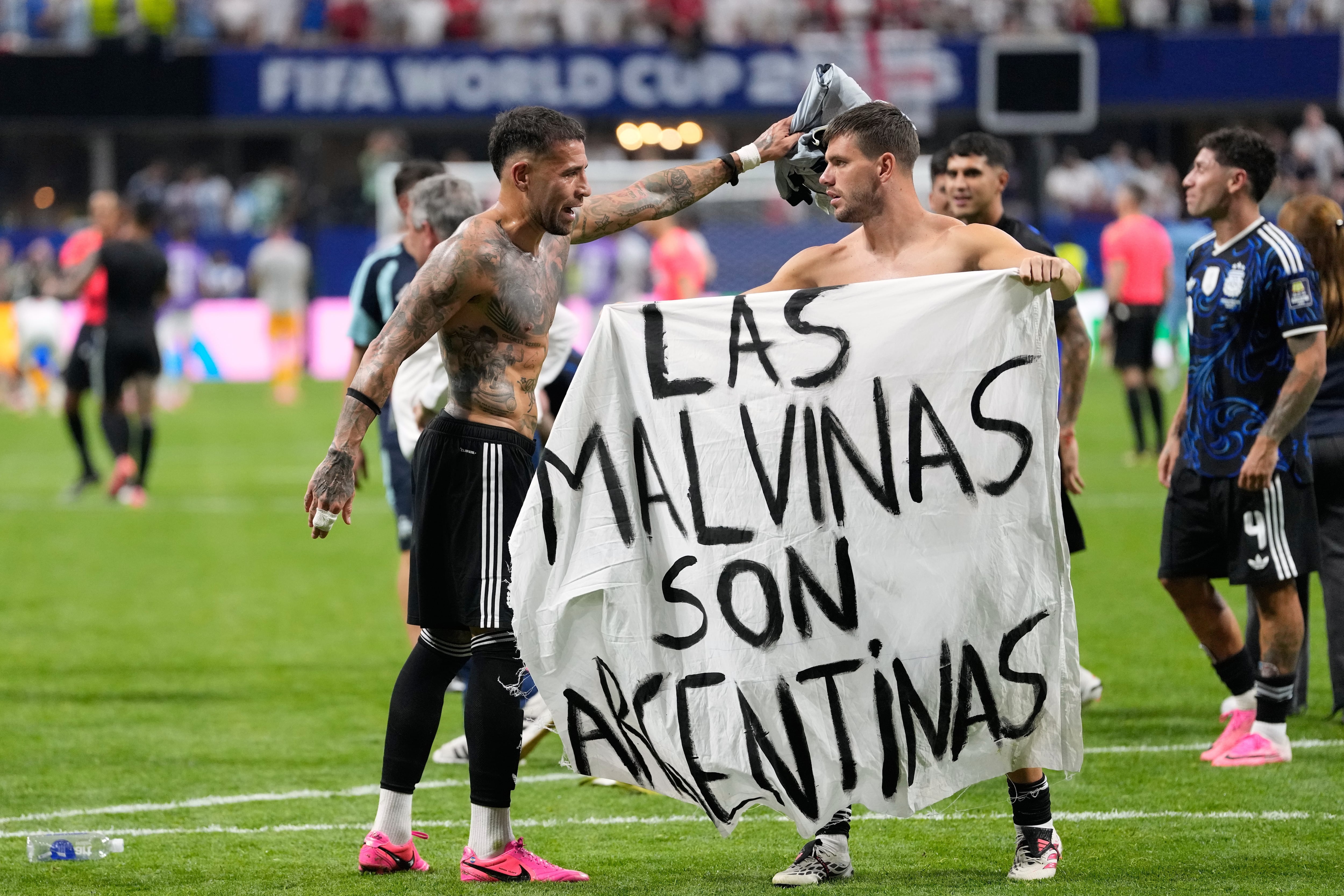 Tras la clasificación, los jugadores de la Albiceleste desplegaron una bandera con la leyenda