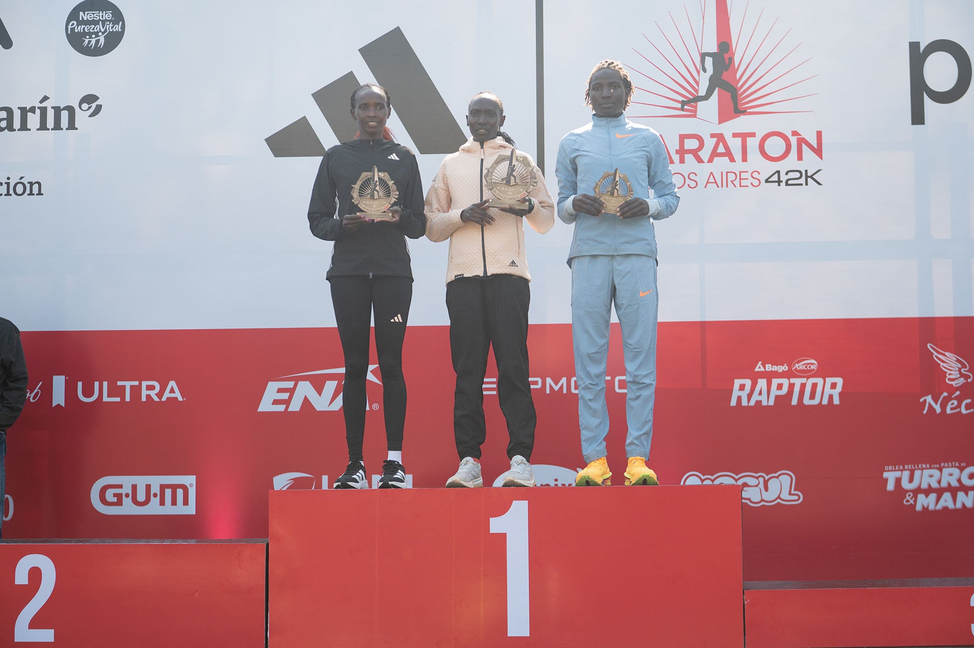 Las kenianas Rebecca Kangogo Chesir, Rodah Jepkorir Tanui y Emmah Cheruto Ndiwa ocuparon los tres lugares del podio femenino internacional