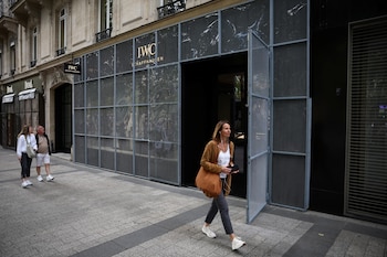 Mujer caminando frente a una