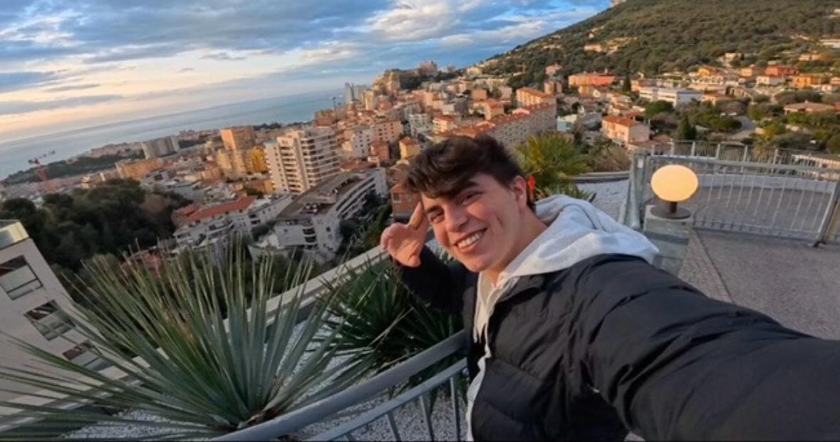 José, en uno de los miradores de Mónaco desde donde se observa el mar Mediterráneo