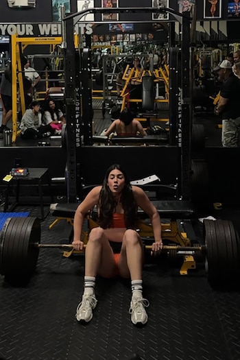 Levantó casi 290 kilos con la cadera y rompió un récord Guinness femenino