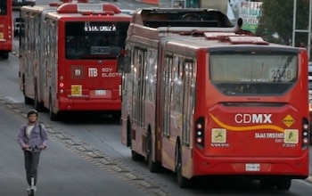 Por lluvia en la CDMX, la Línea 1 del Metrobús presenta un retraso este viernes.
Crédito: X / @lajornadaonline