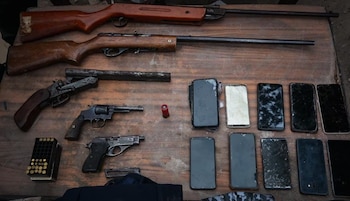 Armas, municiones y teléfonos fueron secuestrados en el allanamiento realizado en barrio Colonia Lola, en la ciudad de Córdoba (Fuente: ElDoce.tv)
