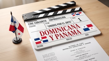 Una claqueta de cine con las banderas de la República Dominicana y Panamá junto a un documento oficial y una bandera panameña sobre una mesa.