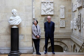 Victoria y Nicholas Howard mantienen