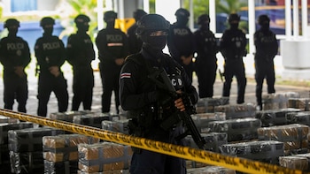 Imagen de archivo: Agentes de policía posan junto a paquetes de droga mostrados a los medios de comunicación tras la incautación por parte de las autoridades costarricenses de más de tres toneladas de cocaína ocultas en un contenedor de fruta fresca destinada a los mercados europeos, en San José, Costa Rica, el 10 de junio de 2025. REUTERS/Maynor Valenzuela