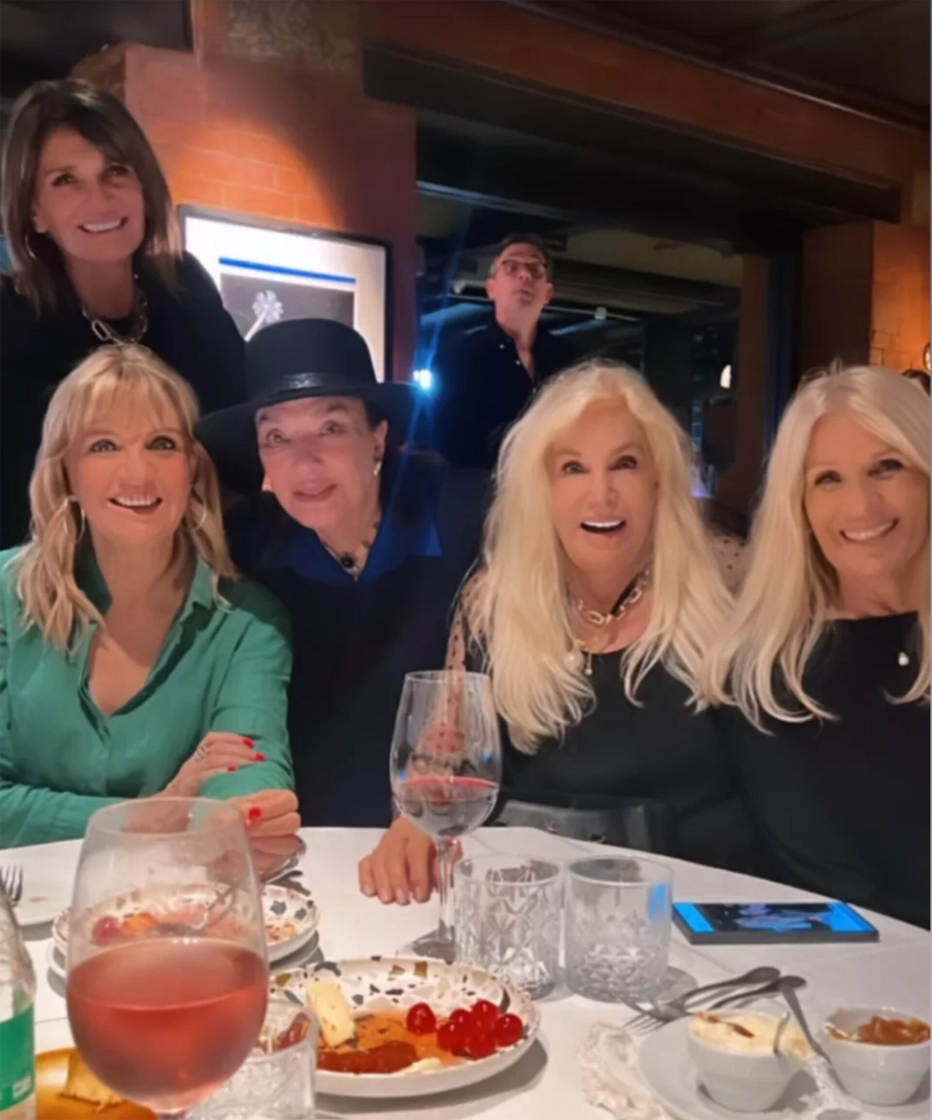 Cena de amigas en Happening: Teresa Calandra, Teté Coustarot, Graciela Borges, Susana y Evelyn Schield