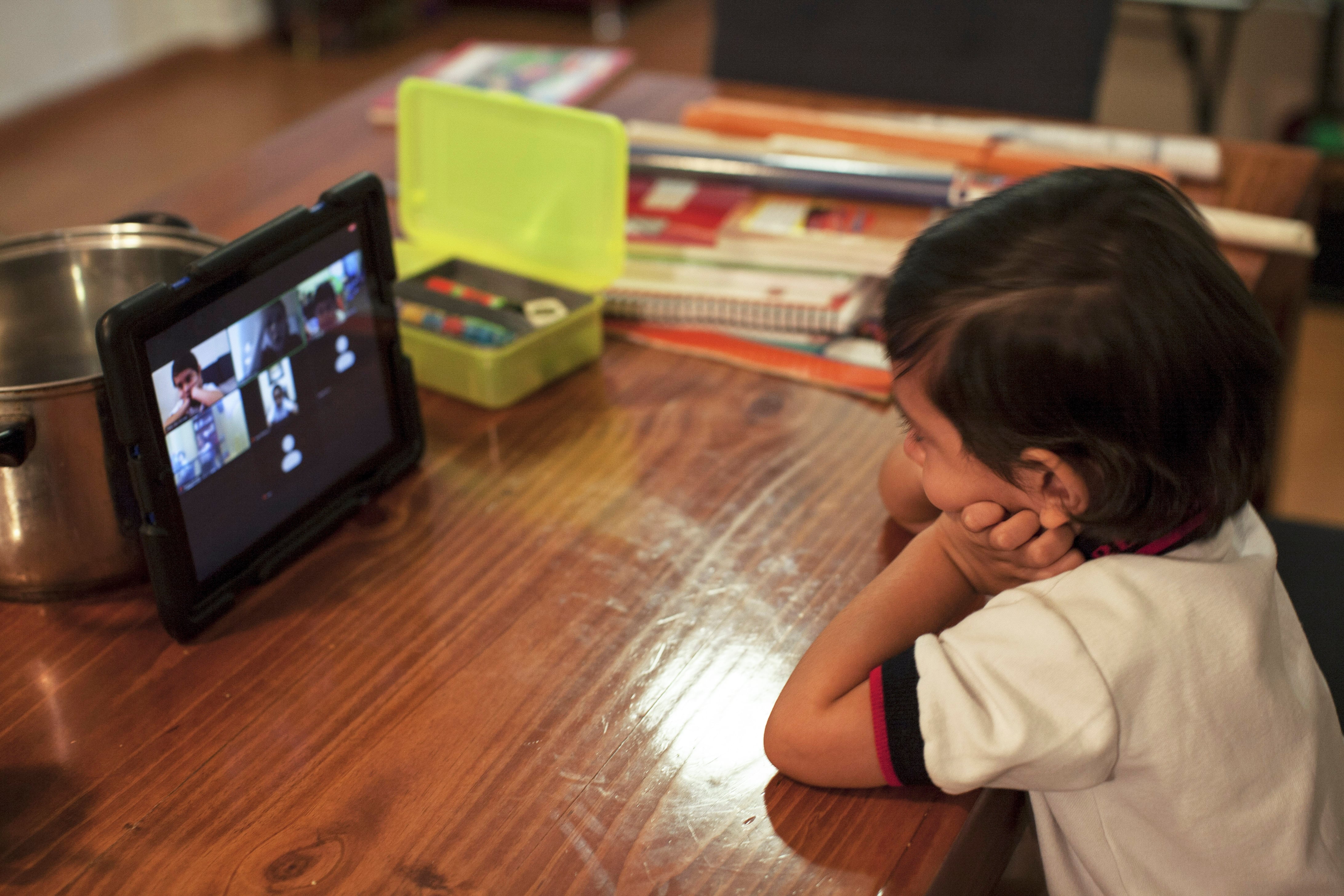 Los niños tomarán clases virtuales. (Photo by Julio Cesar AGUILAR / AFP)