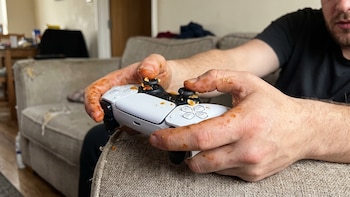 Comer mientras juegas no es el mejor consejo al jugar: qué pasa si se moja o cae algo al mando