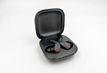 La carga inalámbrica no es posible con los Beats Fit Pro. La batería en el estuche permite tres cargas para los auriculares. Foto: Till Simon Nagel/dpa