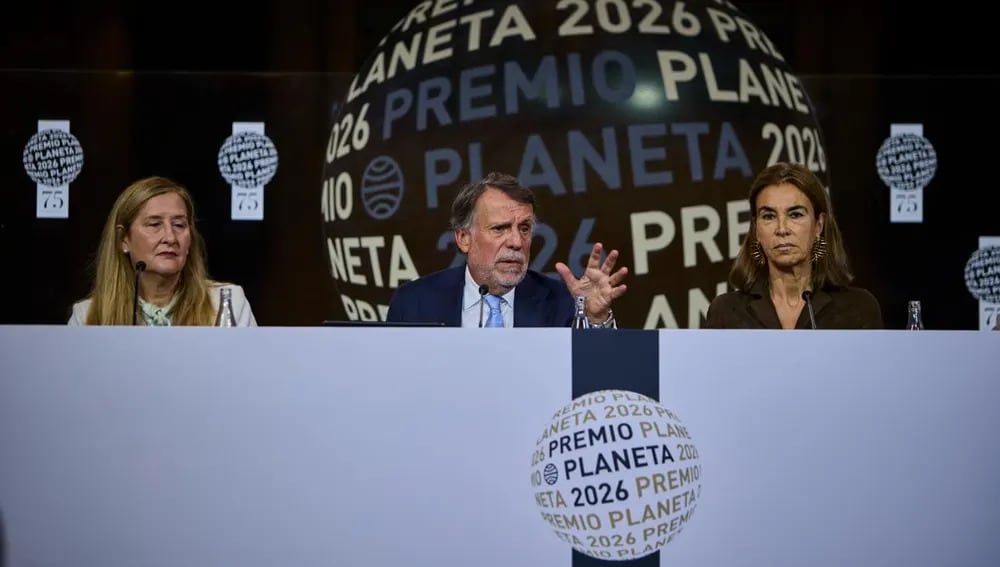 José Creuheras, presidente del Grupo Planeta y Atresmedia habla durante la rueda de prensa del Premio Planeta junto a las autoras Luz Gabás y Carmen Posadas.