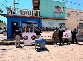 Autoridades confiscan máquinas tragamonedas y drogas en un cateo realizado en Guaymas, Sonora. Fiscalía de Sonora.