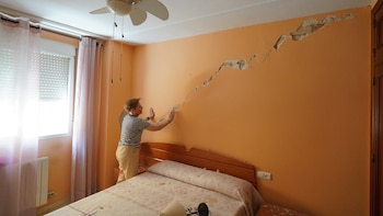 Más de 3.000 incidencias movilizan a arquitectos y bomberos para revisar edificios en Granada tras los terremotos