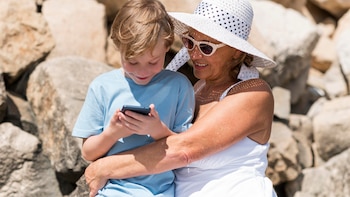 Una abuela con su nieto en la playa (Magnific)