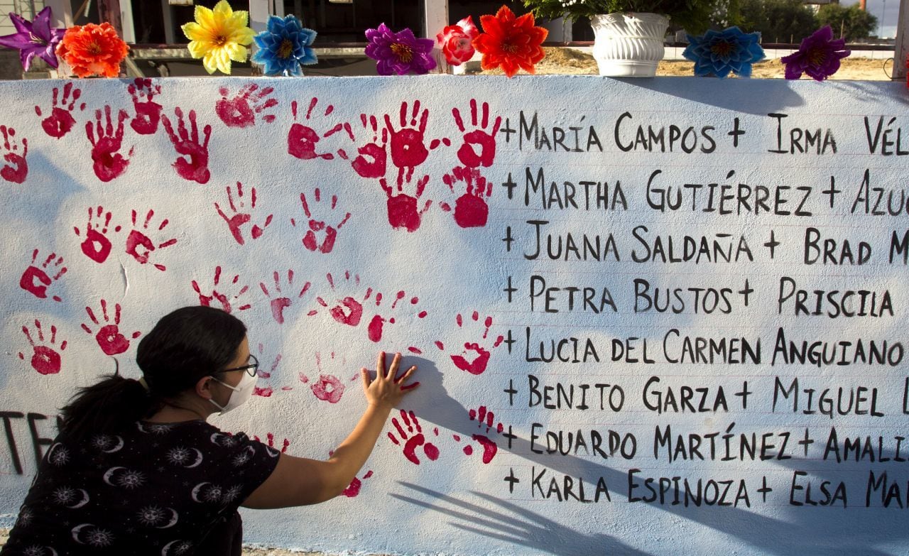 MONTERREY, NUEVO LEÓN, 25AGOSTO2021.- Familiares de víctimas del ataque al Casino Royale, donde murieron 52 personas, se reunieron en conmemoración del décimo aniversario donde colocaron flores y pintaron sus manos en el muro exterior exigiendo justicia para los deudos y sus familias.FOTO: GABRIELA PÉREZ MONTIEL / CUARTOSCURO.COM