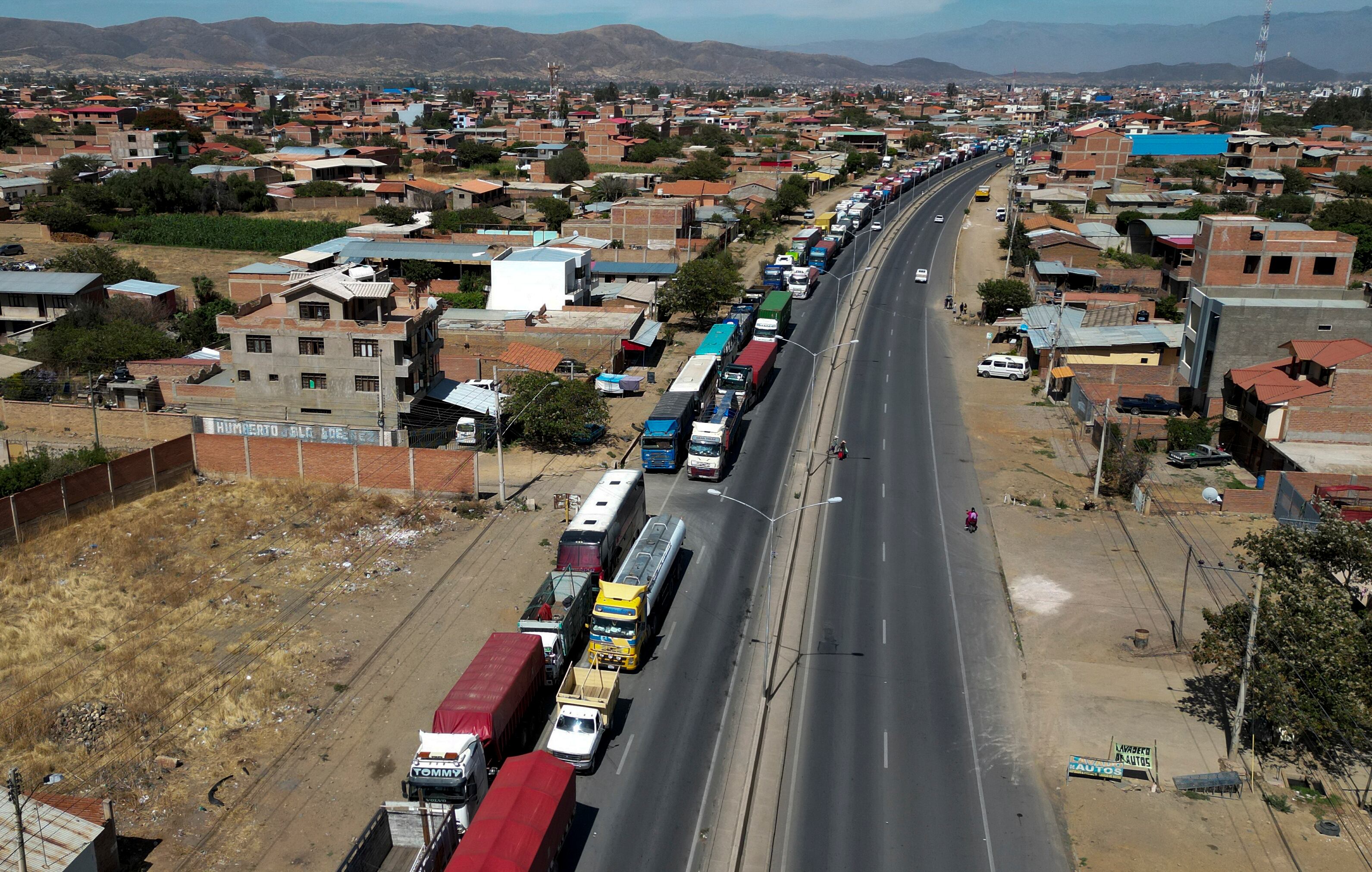 Camioneros hacen cola para llenar sus tanques con diésel en Cochabamba, Bolivia, el lunes 11 de noviembre de 2024. (AP Foto/Juan Karita)