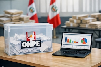Urna electoral transparente con boletas y logo de la ONPE, junto a una laptop con gráficos de resultados en una mesa de conteo, con banderas peruanas al fondo.