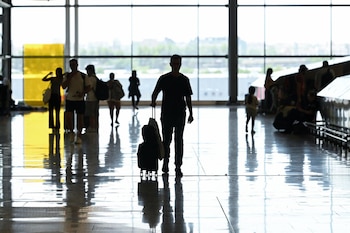 09/08/2026 Varios viajeros en la zona de llegadas, en la T4, a 9 de agosto de 2026, en Madrid (España). El Boletín Oficial del Estado (BOE) ha publicado este domingo la orden del Ministerio de Interior por la que se ha acordado restablecer de manera temporal los controles en las fronteras interiores de puertos y aeropuertos para los viajeros procedentes de Italia ante "la presión migratoria en la ruta del Mediterráneo central". Estos controles fronterizos comenzaron a aplicarse desde el pasado sábado en los aeropuertos y puertos españoles, tienen carácter aleatorio y durante un período de treinta días naturales, desde las 00:00 horas del pasado 8 de agosto de 2026 y hasta las 24:00 horas del día 7 de septiembre de 2026.
POLITICA
Gustavo Valiente - Europa Press