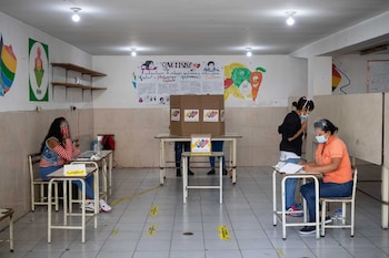 Personas votando en un colegio