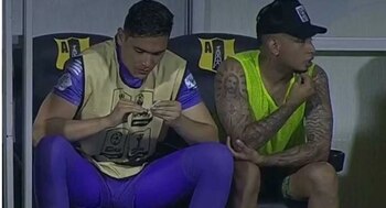 Aldair Quintana cortándose las uñas