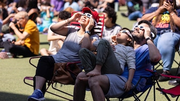 UNE explica qué no hacer: Mirar durante fases parciales, usar gafas de sol o filtros deteriorados