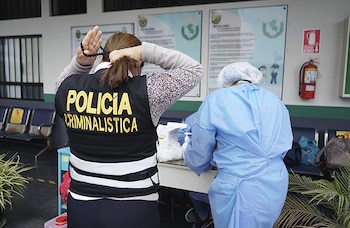 Dos peritos evaluando muestras