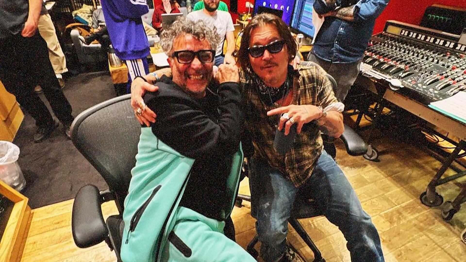 Fito Páez junto a Johnny Depp, que grababa en el estudio de al lado y lo fue a saludar
