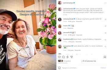 Carlos Alcántara y su madre Isabel Vilar sonríen. La madre usa gafas de lectura. Un arreglo floral y una captura de pantalla de Instagram con comentarios
