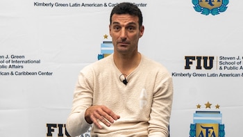 Lionel Scaloni dio una charla