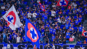 Porra de Cruz Azul arma fiesta de XV años para burlarse de Pumas y enciende la rivalidad: “Tu casa es mi casa”