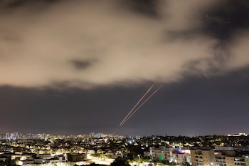 Objetos son interceptados en el cielo después de que Irán lanzó drones y misiles hacia Israel, visto desde Ashkelon (REUTERS/Amir Cohen)