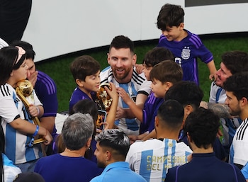 Lionel Messi rodeado de chicos