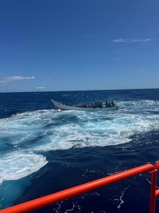 Salvamento Marítimo durante el rescate de una patera próxima a El Hierro. (Remitida/ Europa Press)