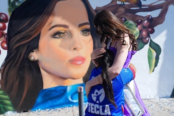 Fátima Bosch, Miss Universo, abraza