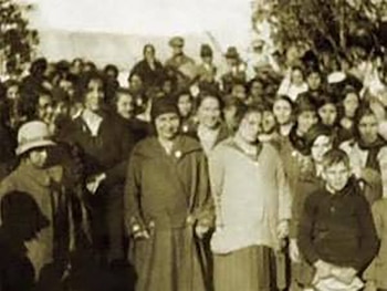 Decenas de mujeres se acercaron